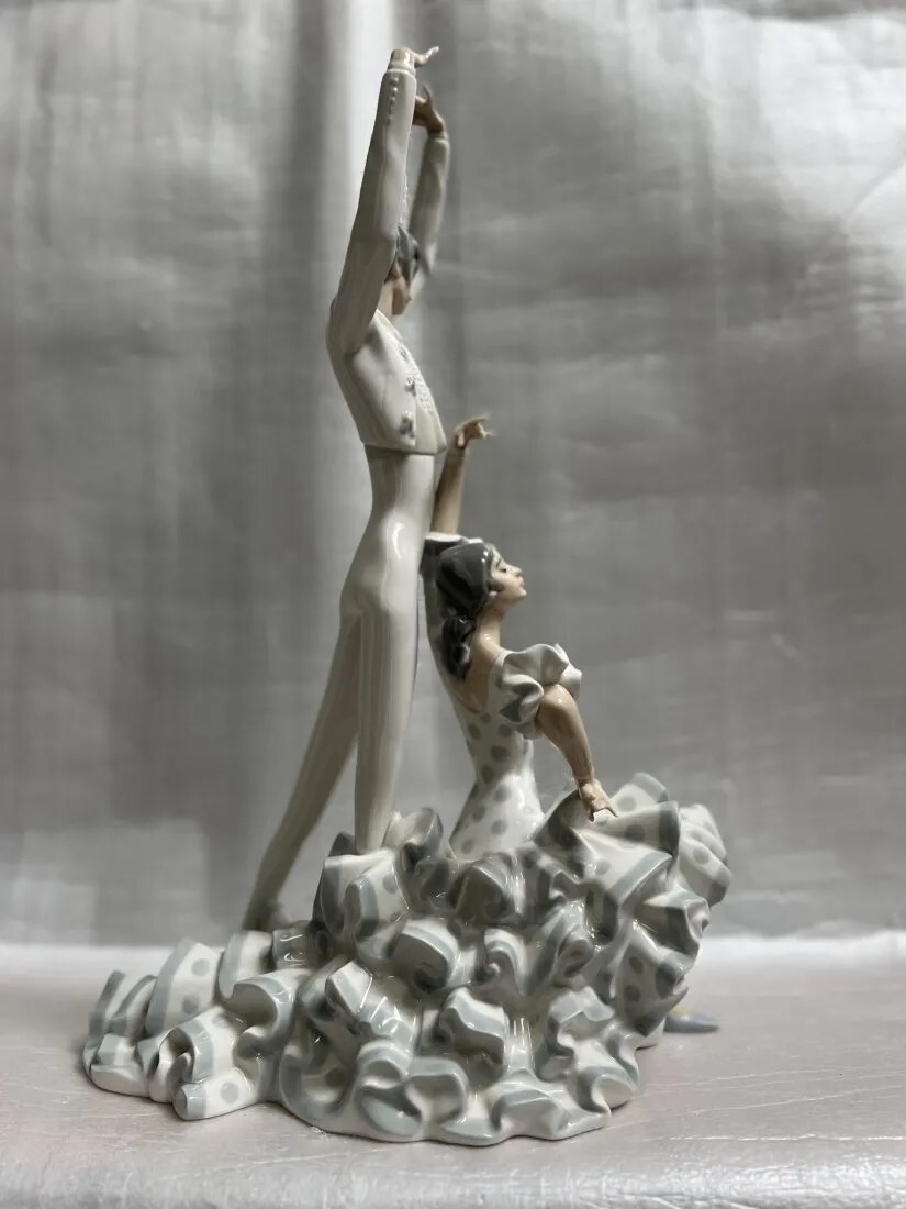 LLADRO PORCELAIN FIGURINE 