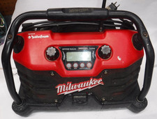 TESTED AC/DC MILWAUKEE JOB SITE RADIO W/ ANTENNA HANDLE  BAG 49-24-0200 H93-8