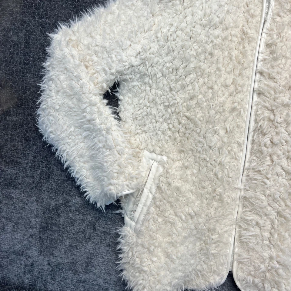 Chaqueta Madden Girl para mujer blanca difusa de piel sintética con capucha y cremallera forrada de leopardo Foto 4 de 4