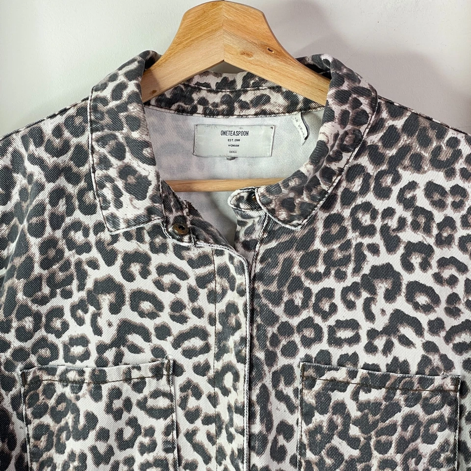 Mono One Teaspoon para mujer pequeño negro leopardo denim frente a presión manga larga Foto 4 de 4