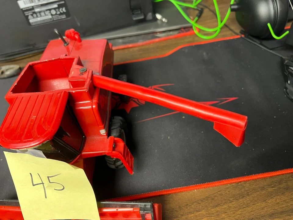 ERTL Case IH Axialflow 2166 Combine Die Cast 1/16 Scale with combine 45 - Image 4 of 4