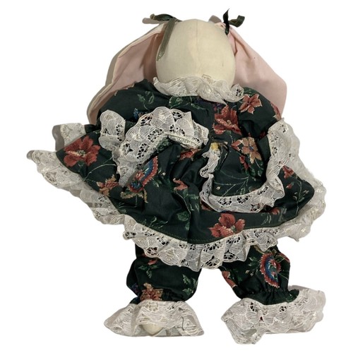 Conejo de tela niña vestida con pantalones y túnica con estante de encaje niña 14" de alto - Imagen 6 de 7