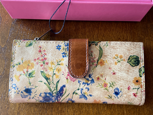 Neue Patricia Nash Nazari Prairie Rose Leder-Geldbörse mit Doppelfaltung. Geschenkbox
