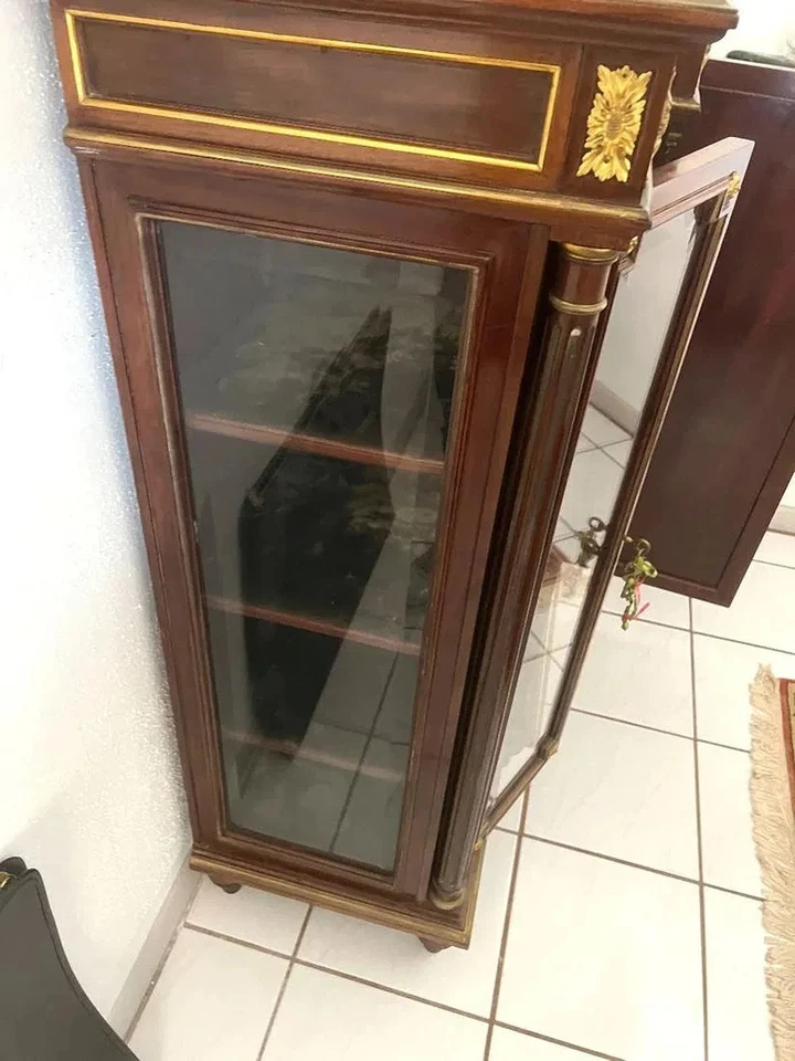 Magnífico gabinete francés antiguo pintado a mano de caoba y latón Foto 2 de 4