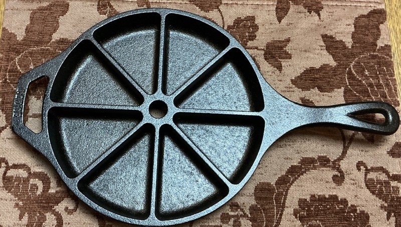 Lodge 9” Divided/8 Wedge Corn Bread Skillet - 8CB- Made In USA