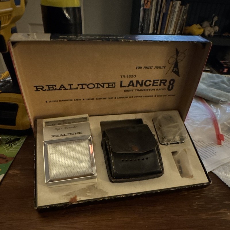 Realtone Lancer 8 TR-1820 8-Transistor Pocket Radio Set w/ Box & Case