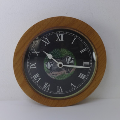 Handgefertigte Uhr DACHS Detail handgedrechselt Ulmenholz und Schiefer SSK Woodcrafts Wales