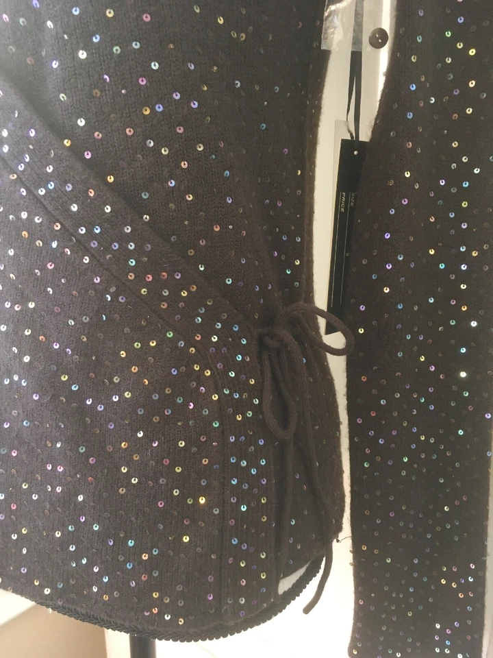 Suéter envolvente de cachemir/acrílico marrón talla S con lentejuelas ReneeC By So C para mujer Foto 4 de 4