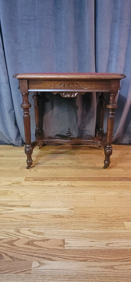 Escritorio o mesa auxiliar antigua de roble francés con tapa de fieltro Foto 3 de 4