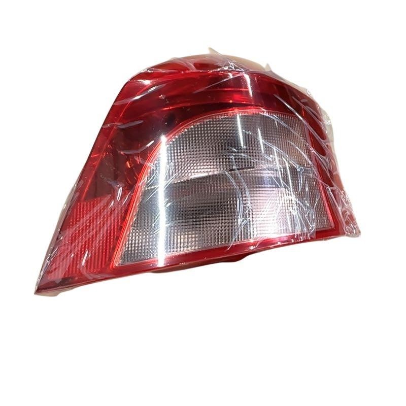 Feu arrière droit TOYOTA Yaris stop infiltration eau et phare fissuré 815510D110
