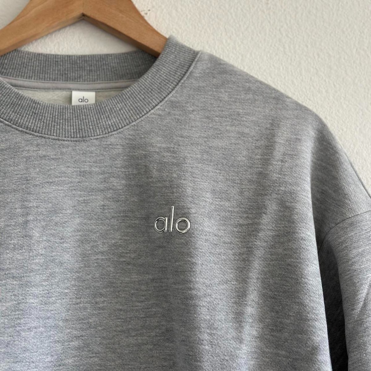 Alo Yoga Accolade Crew Neck Pullover in Athletic Heather Grey