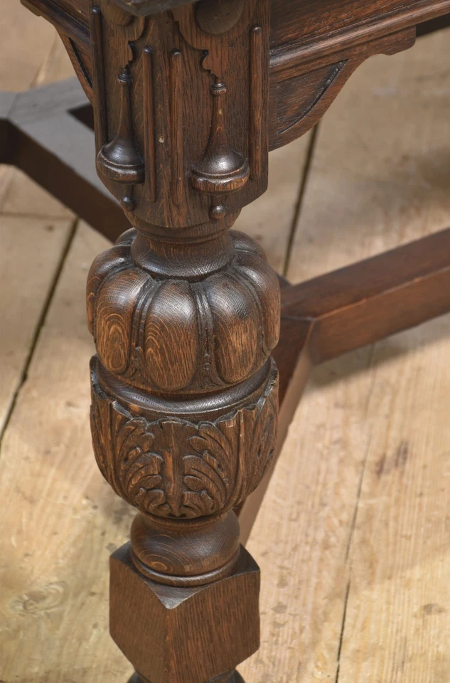 Oak extending dining table by Maple and Co - Image 4 of 4