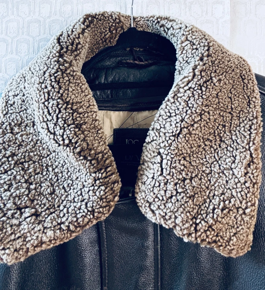 JAQUETA BOMBARDEIRO VINTAGE JOS A BANK COURO MARROM E GOLA DE PELE DE SHEARLING FORRO COM ZÍPER*XXLT - Imagem 2 de 4