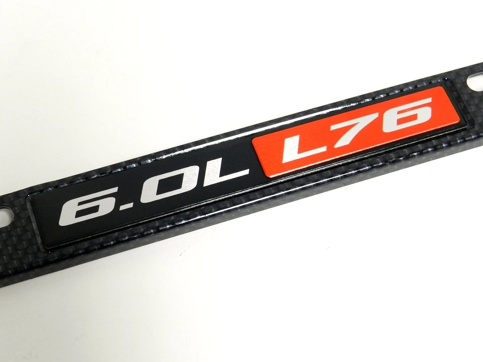 QUADRO DE PLACA APARÊNCIA FIBRA DE CARBONO 6.0L L76 COM 2 ARRUELAS E PARAFUSOS ROXOS  - Imagem 3 de 4