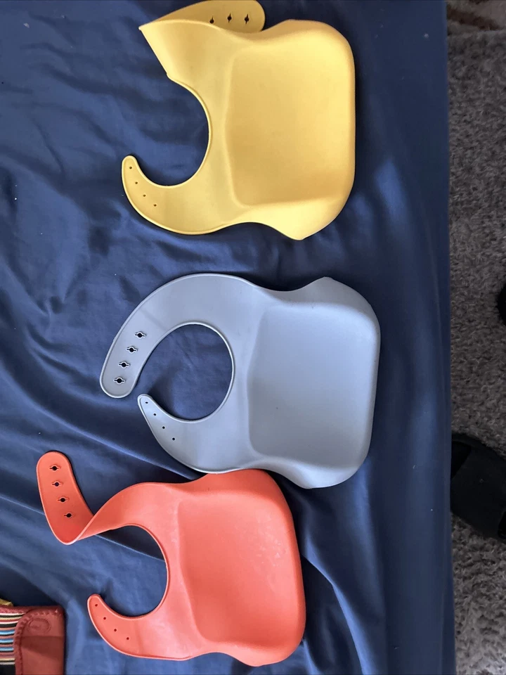 Lote de dos (3) baberos de bebé MomCozy de silicona amarillos y naranjas Foto 3 de 3