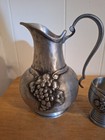 VINTAGE ARTINA SKS ZINN 95% PEWTER PITCHER & 2 MUGS 1836 Grapes/Fruit — photo 2