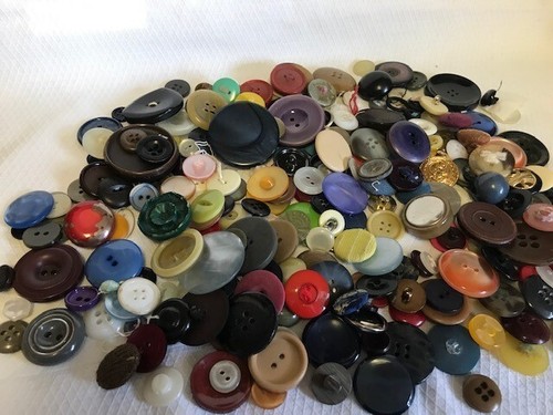 Vintage Huntley Palmer Tin Violet Graphics - 250 Vintage Assorted Buttons - Picture 4 of 4