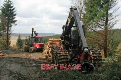 FOTO EINE HARVESTER UND EINE SPEDITION, DIE IM TOTENWASSER GEPARKT SIND BRENNERNTE SI
