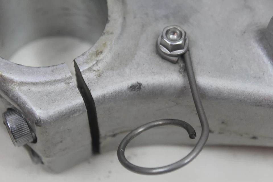 TRIUMPH DAYTONA 955i 2005 inferior triple árbol yugo abrazadera eje rodamientos erupción Foto 3 de 4