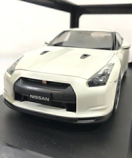 1/18 Nissan GT-R SpecV R35 Brilliant White Pearl 77399 AUTOart 