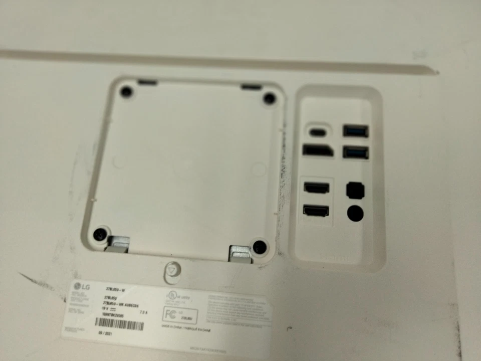 LG 27" 4K 27BL85U-W PS UHD 3840x2160 FreeSync USB-C HDMI Monitor Screen No stand - Image 4 of 4