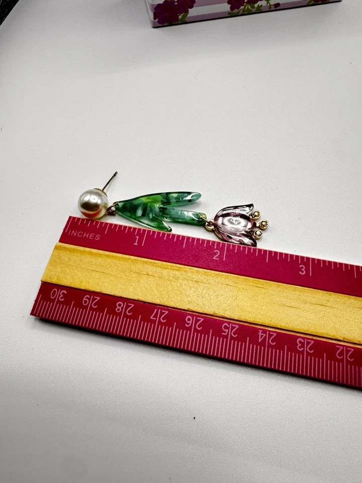 Pendientes colgantes florales Betsey Johnson perla verde rosa flor colgante caja nueva con etiquetas Foto 4 de 4