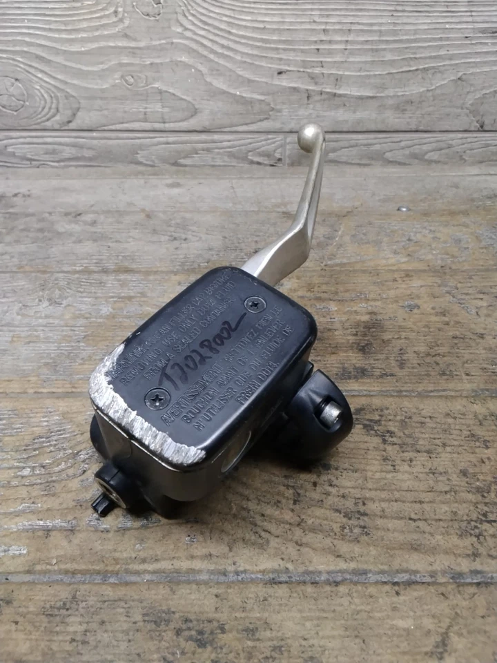 Cilindro mestre de freio dianteiro direito Triumph Rocket III Thunderbird Touring genuíno - Imagem 4 de 4