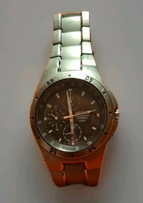 Seiko Herrenuhr aus Titan, Chronograph, schwarzes Zifferblatt, Modell 7T92-0ED0 - Bild 1 von 4