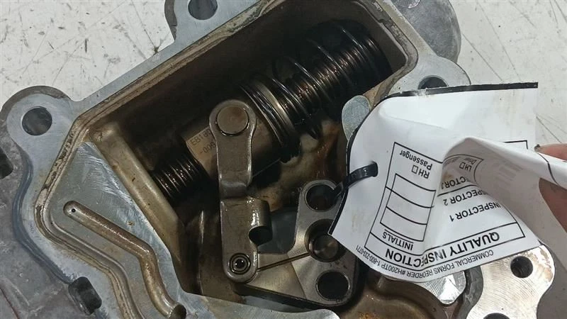 Válvula de control de aceite de engranaje de distribución variable Infiniti G37 culata solenoide 2009 Foto 4 de 4