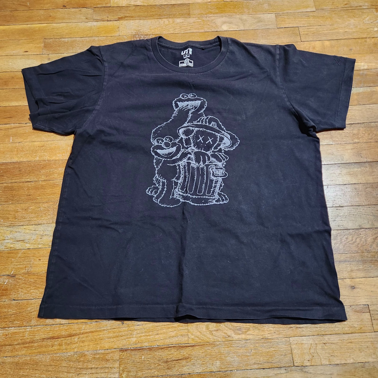 ALTRA T shirt 2018 FW18 KAWS x Uniqlo x Sesame Street Companion Pattumiera Contorno Nero XL