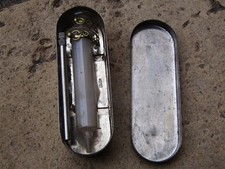 ancienne seringue  en verre et son aiguille dans une boite en métal