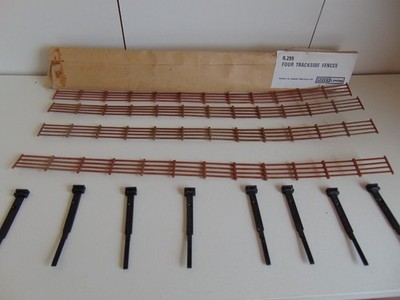 Hornby ~ R.299 vier gleisseitige Zäune (Farbe wählbar) ~ Spurweite OO REF6258