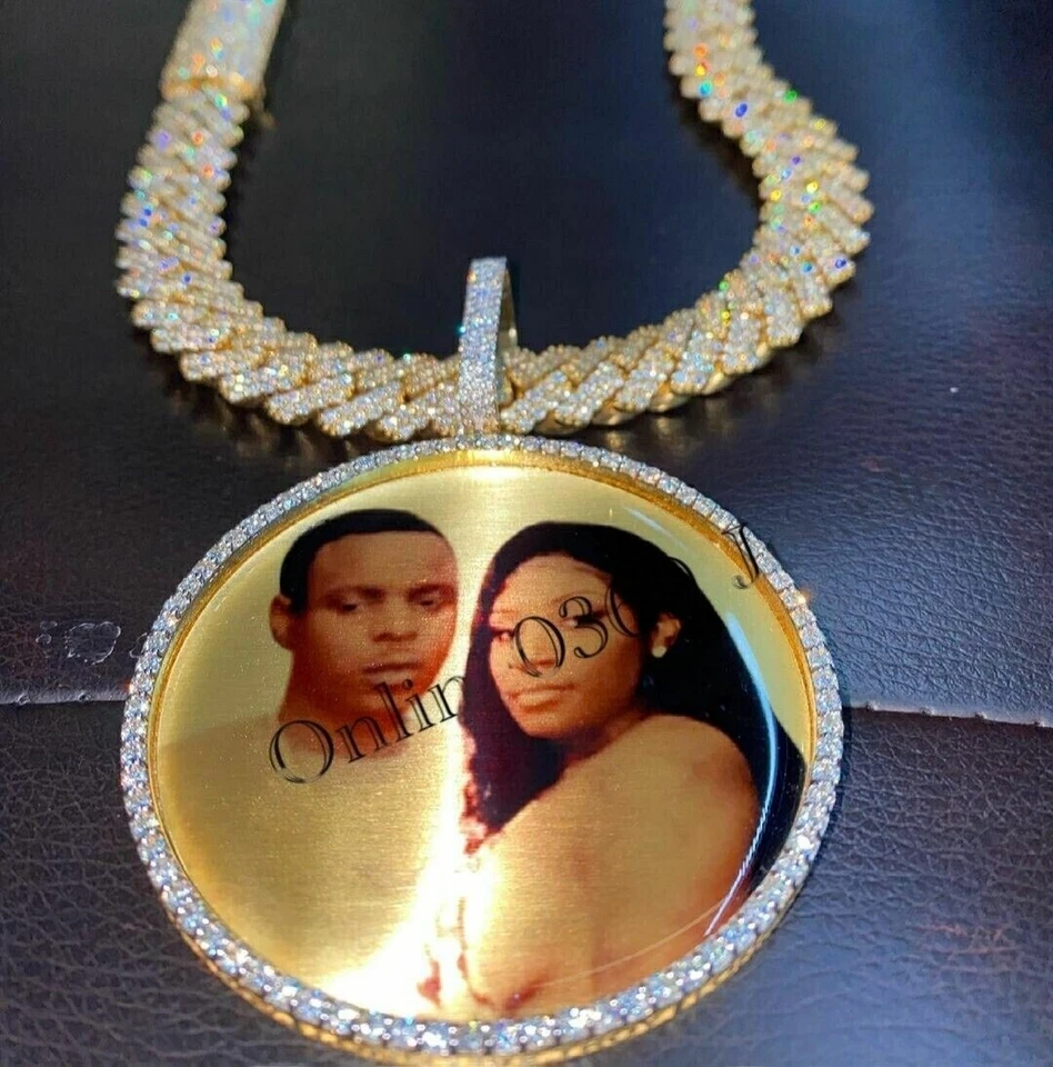 Colgante con imagen de memoria de moissanita probador de paso de 3 quilates plateado enchapado en oro amarillo para hombre Foto 3 de 4