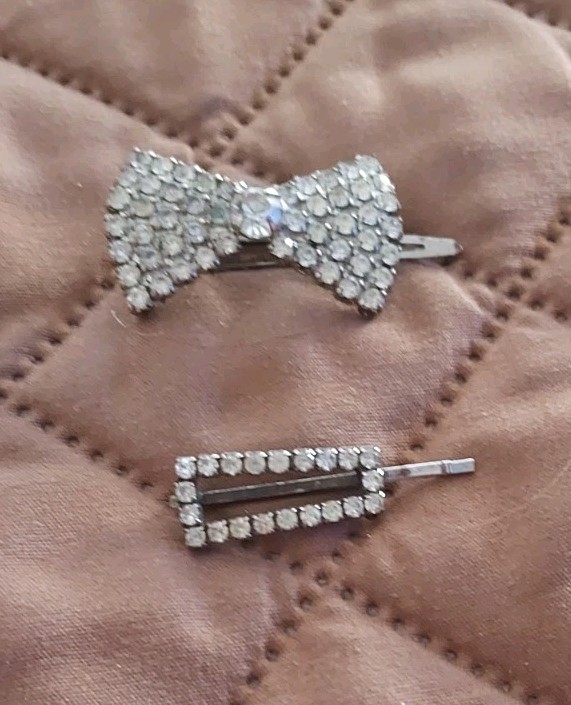 Lot Of 2 Rhinestone Hair Clips Silvertone Preowned 