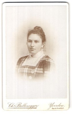 Fotografie chs. Ballenegger, Yverdon, Rue de Neuchâtel, Portrait junge Dame mit 