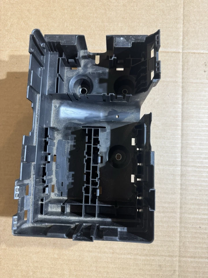 2014 - 2018 JEEP CHEROKEE FRONT BATTERY BRACKET MOUNT, 68158445AB - Image 2 of 4