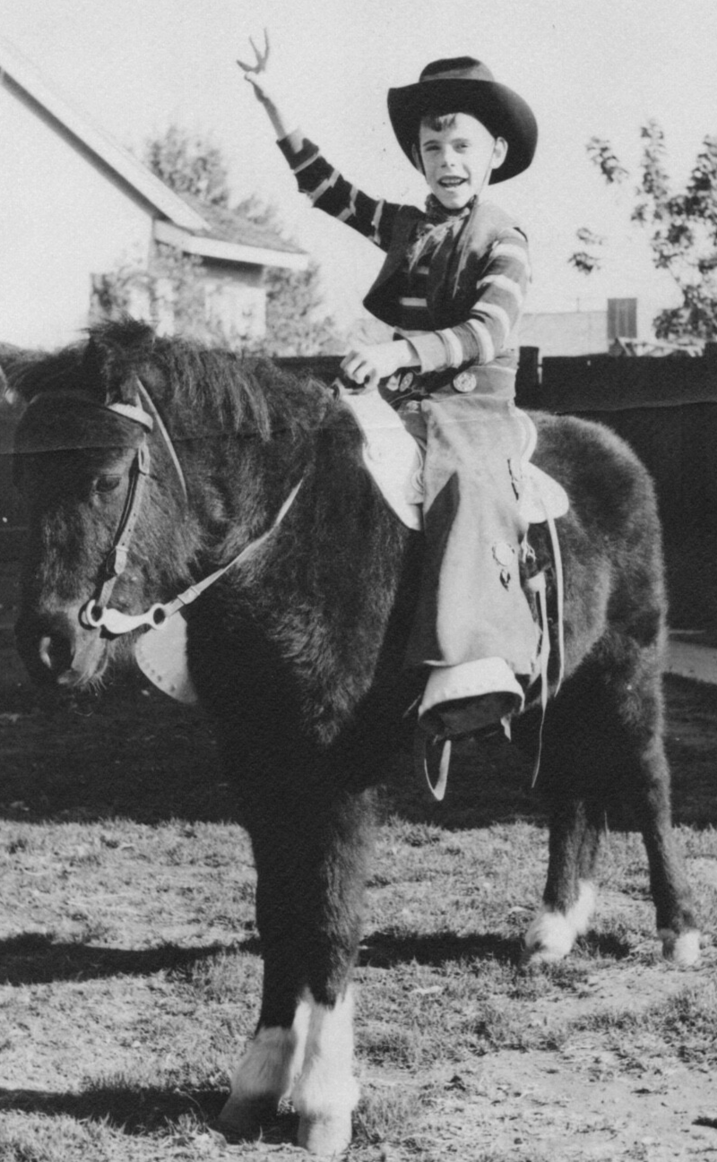 Cappello cowboy pony equitazione ragazzo anni 50 alzato mano cortile look rodeo