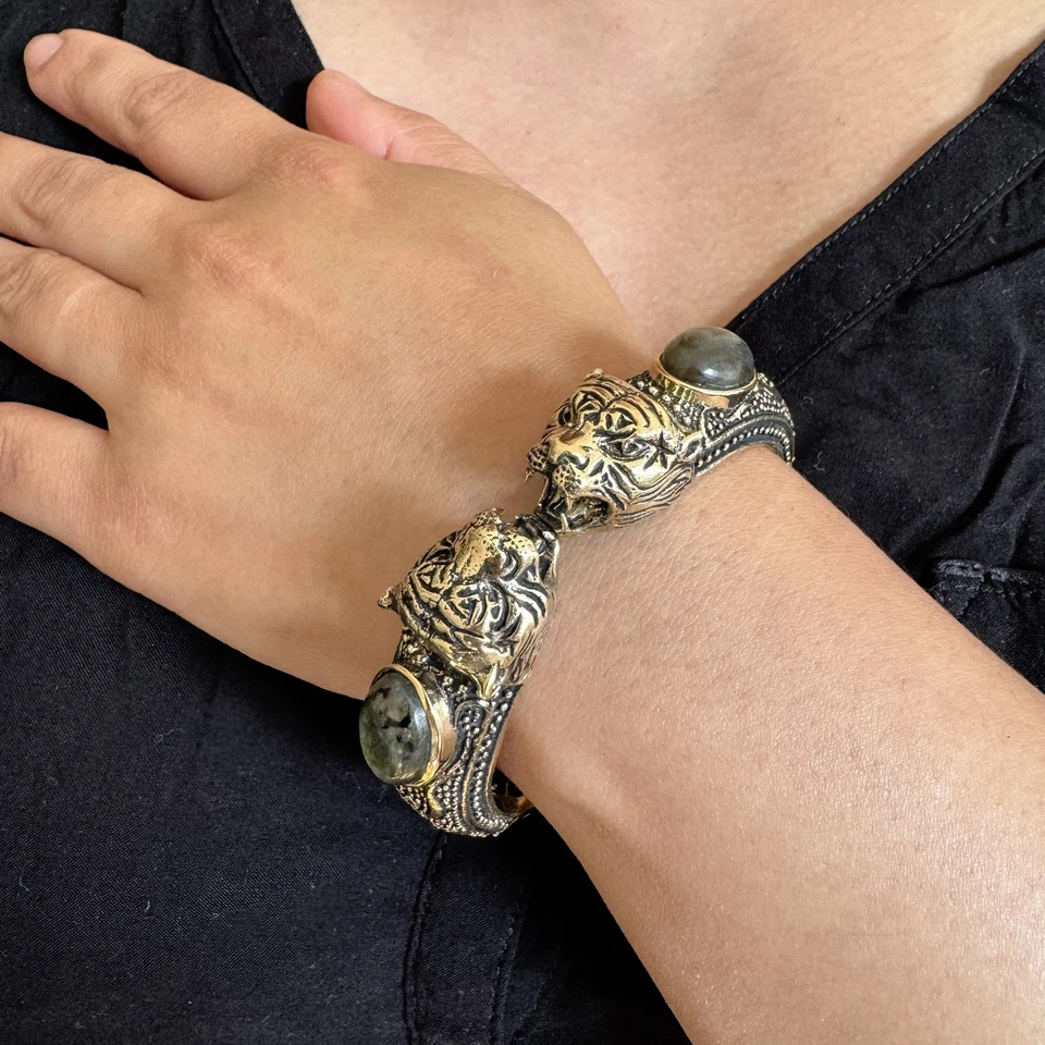 Bracelet Manchette avec Têtes de Tigre Jumelles et Pierres de Labradorite - Photo 1/1