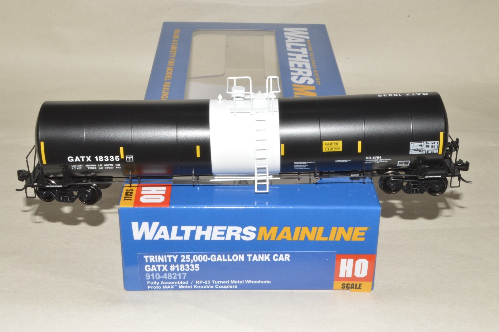 HO scale Walthers GATX Lease Trinity 25k gallon tank car train