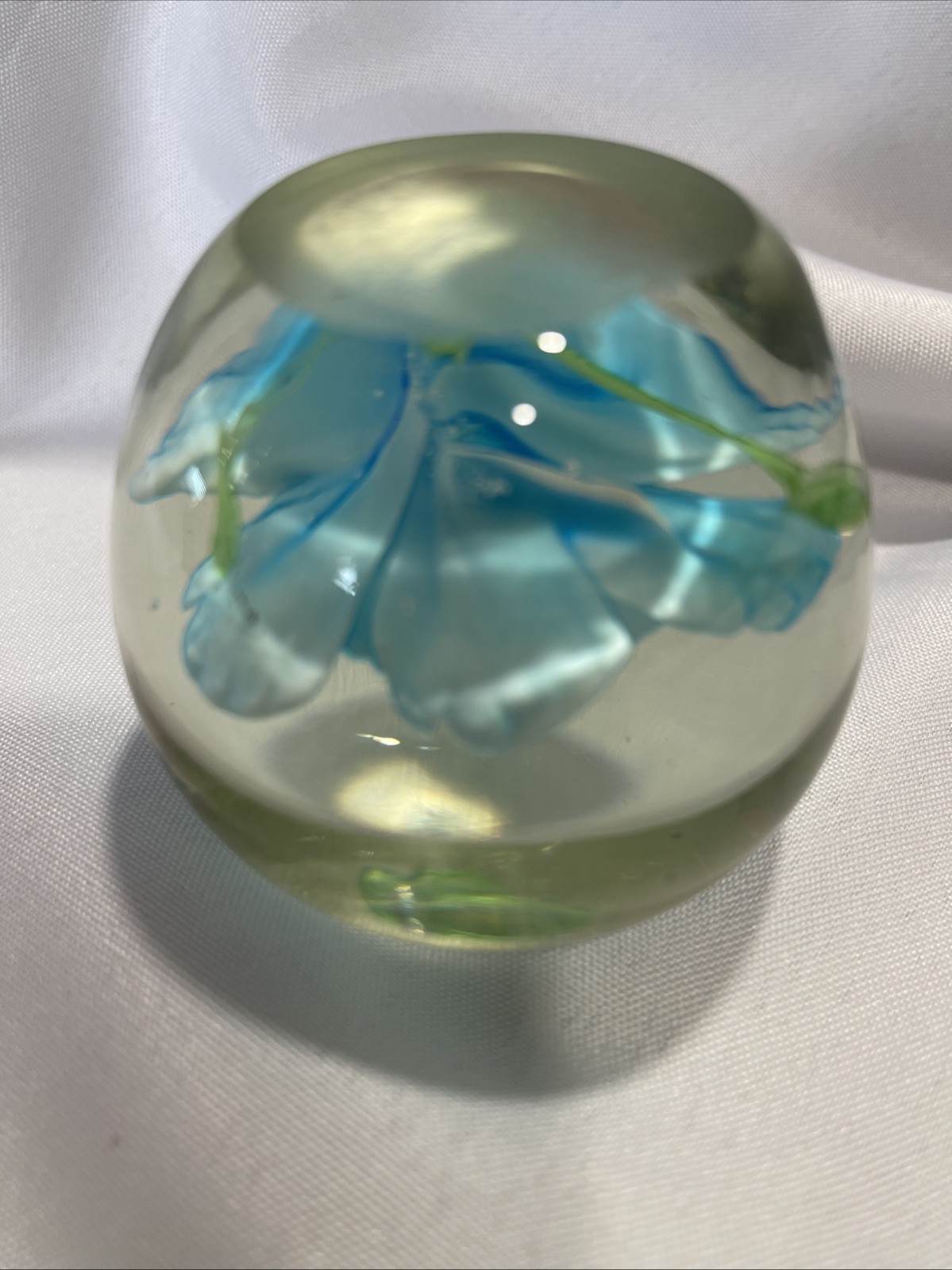 как выглядит Paperweight glass ball with beautiful aqua and white flower design inside фото