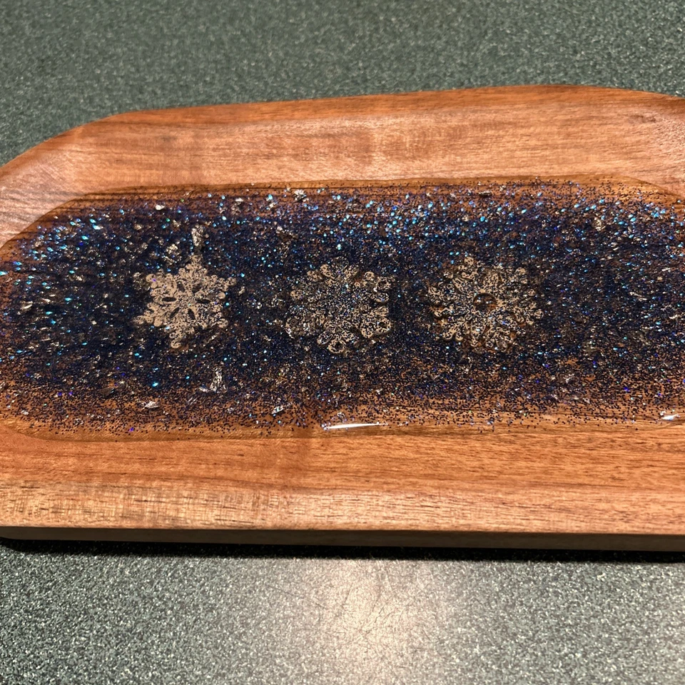 Seth Wilson 设计木制装饰托盘蓝色闪光雪花 — 第 3/4 张图片