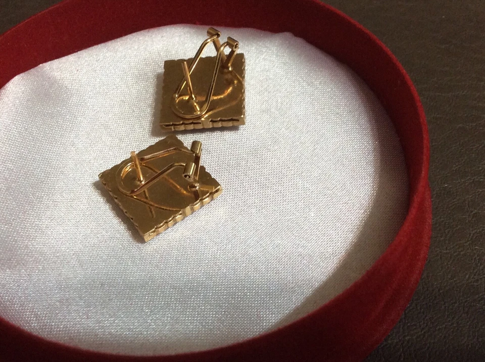 Estate Large Green Jade And 1.1/2 Carats Diamond In 18k Gold Earring 15mmx15mm - Image 4 of 4