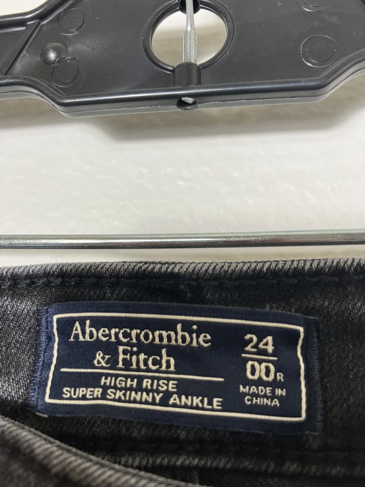 "Jeans ajustados de tiro alto con margaritas Abercrombie And Fitch talla niñas 24"" cintura negros" Foto 3 de 4