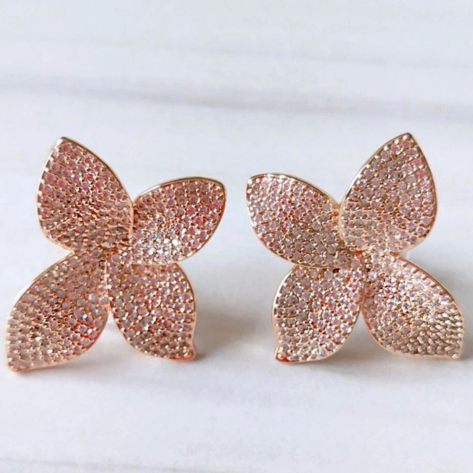 Pendientes de flores rellenos de oro blanco de 18k hechos con cristal de Swarovski inspirados en el diseñador Foto 4 de 4
