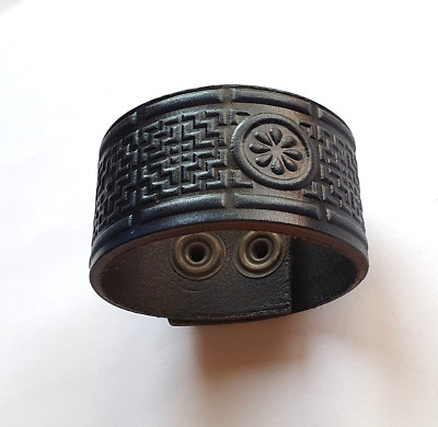 NEU ARMBAND MIT GEPRÄGTEM MUSTER DUNKELBLAU