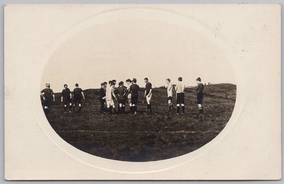 Fußballspiel an einem unbekannten Ort RP Postkarte