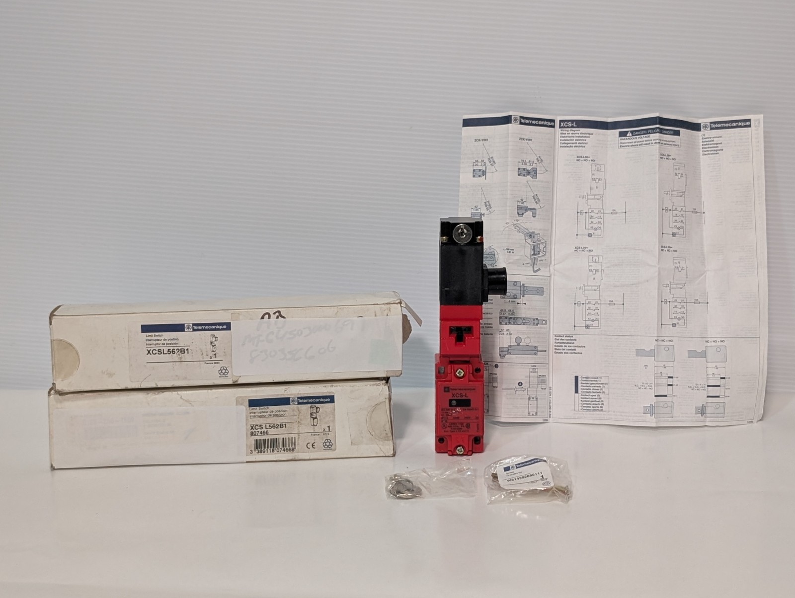 Telemecanique XCSL-562B1 Safety Limit Switch, Key Operated Turret Head, A300, 3A
