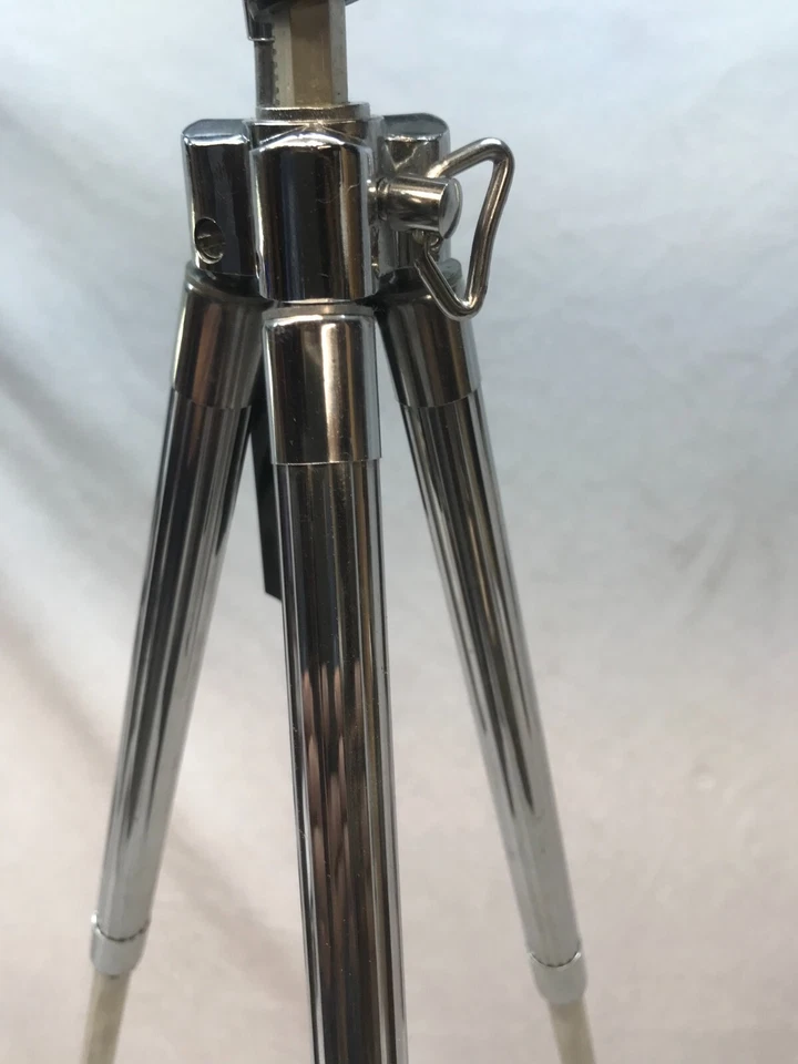 Quartet Easel, Aluminum, Lightweight, Telescoping, 66" Max. Height, Supports 25 - Image 3 of 4