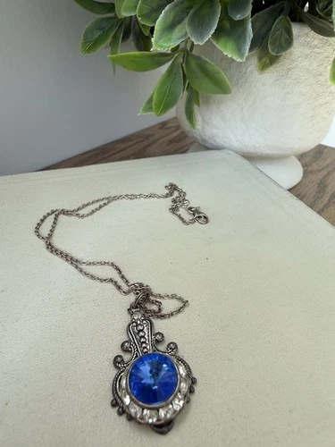 vintage-style pendant necklace with sapphire stone costume jewelry Victorian