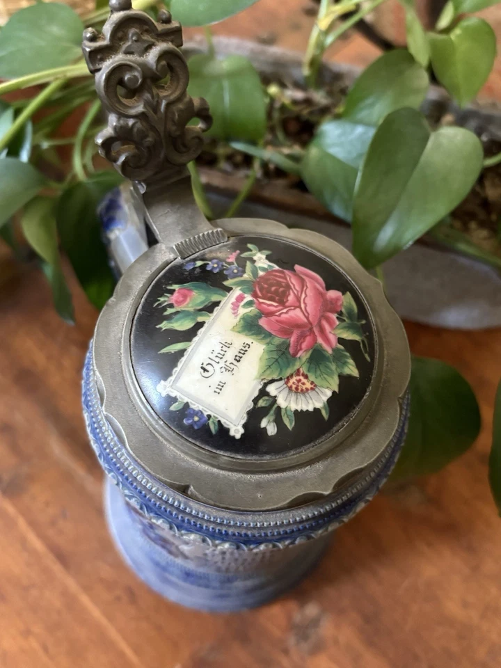 Antigua piedra de cerveza alemana con tapa Foto 2 de 4